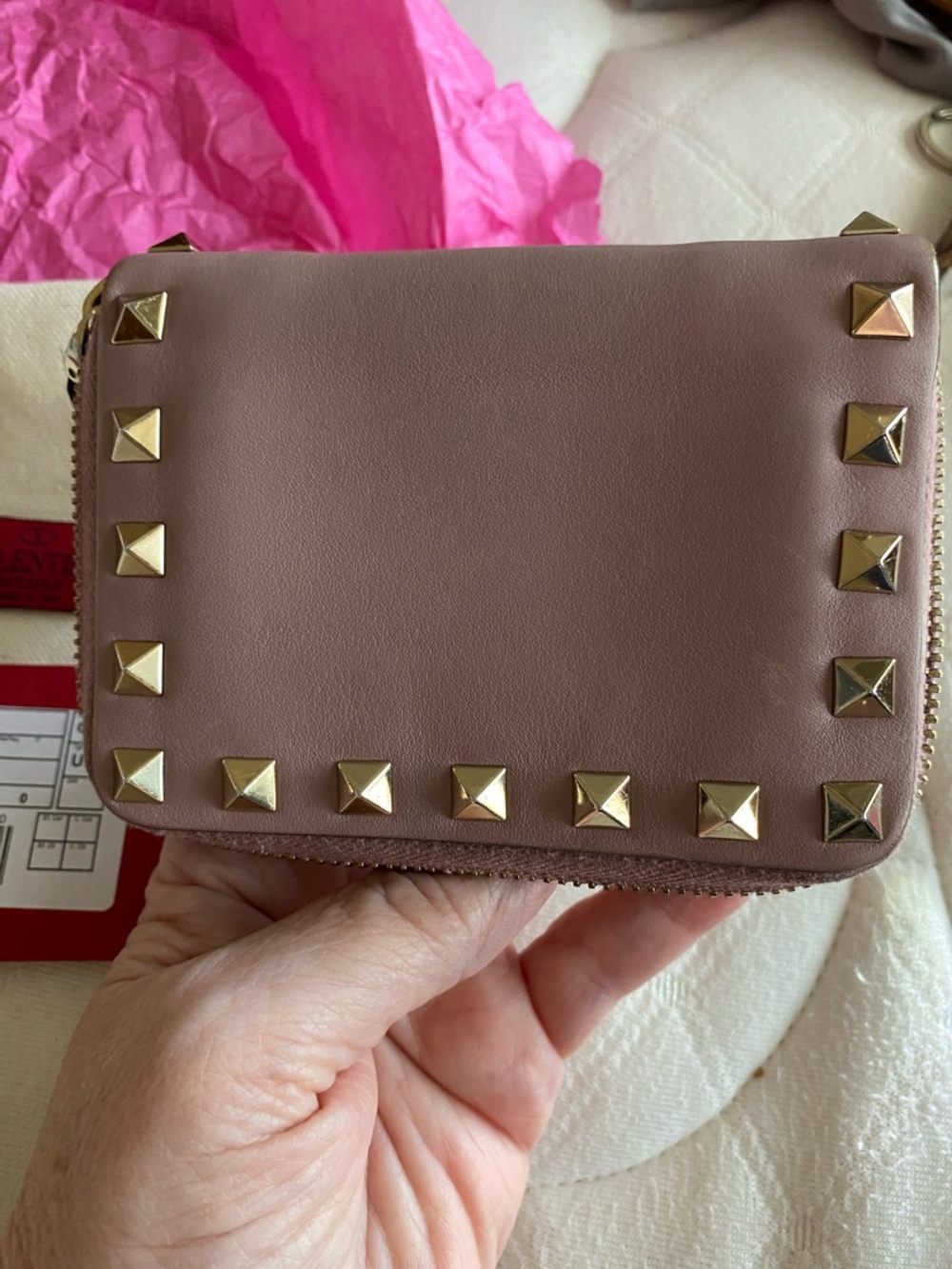 Valentino Garavani Dusty Pink Rockstud Zip Wallet with Gold Studs - Picture 2 of 8